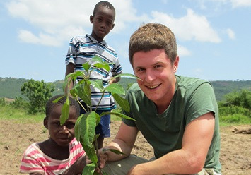 In vielen Arbeitstunden wurden viele kleine Mangobäume gepflanzt. In vielen Arbeitstunden wurden viele kleine Mangobäume gepflanzt.