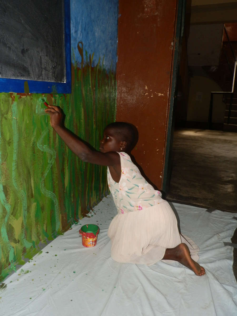 Fleißige Künstlerin Hanatu malt die Wiese.