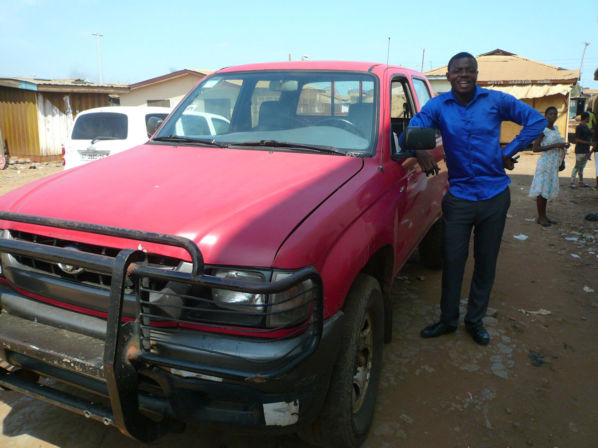 Bro Tetteh kümmert sich mit großem Einsatz um die Reintegration. Bro-Tetteh-und-der-Truck.jpg