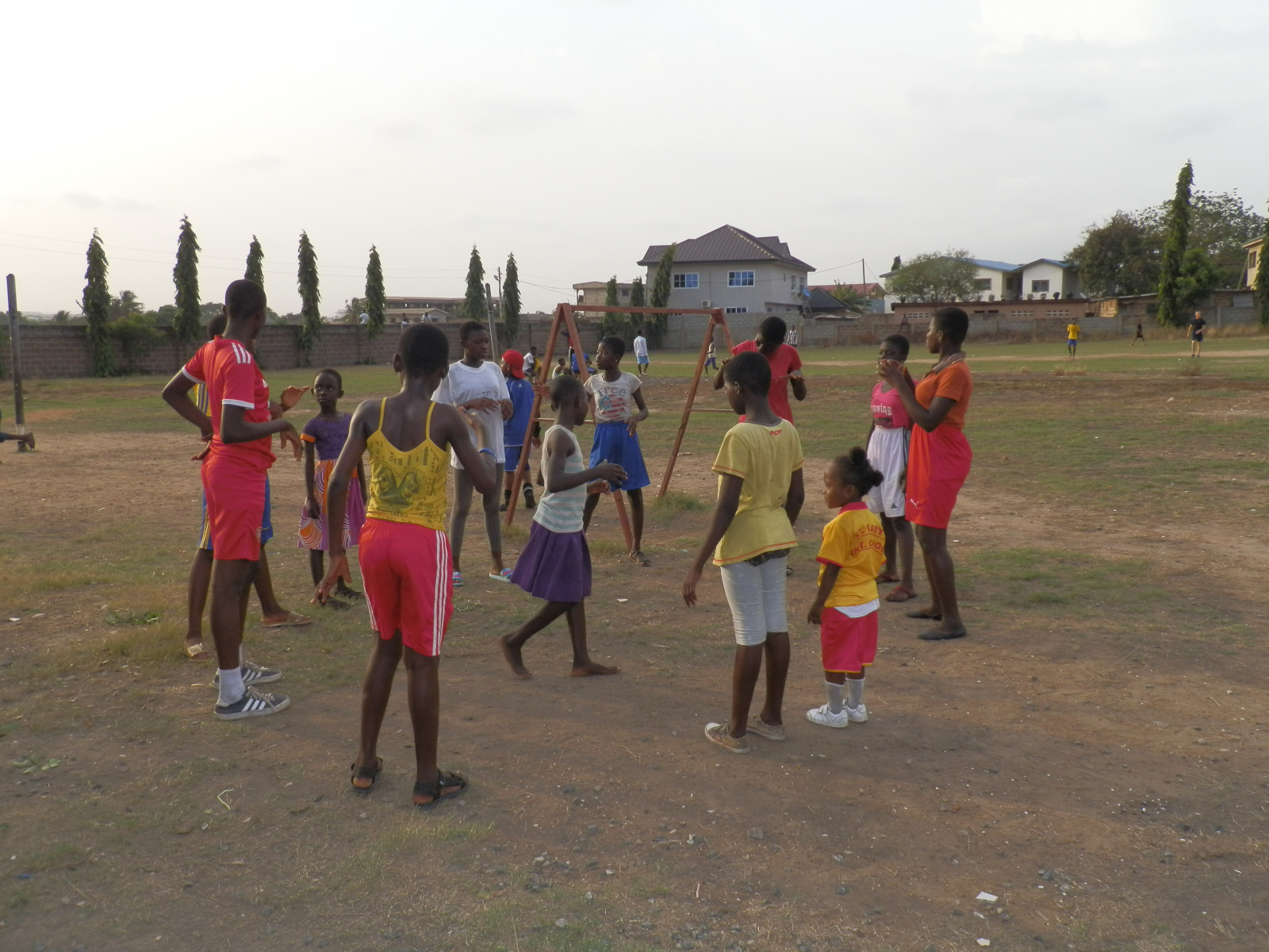 Gemeinsame Kreisspiel, dabei wird vor allem viel gelacht Gemeinsame Kreisspiel, dabei wird vor allem viel gelacht
