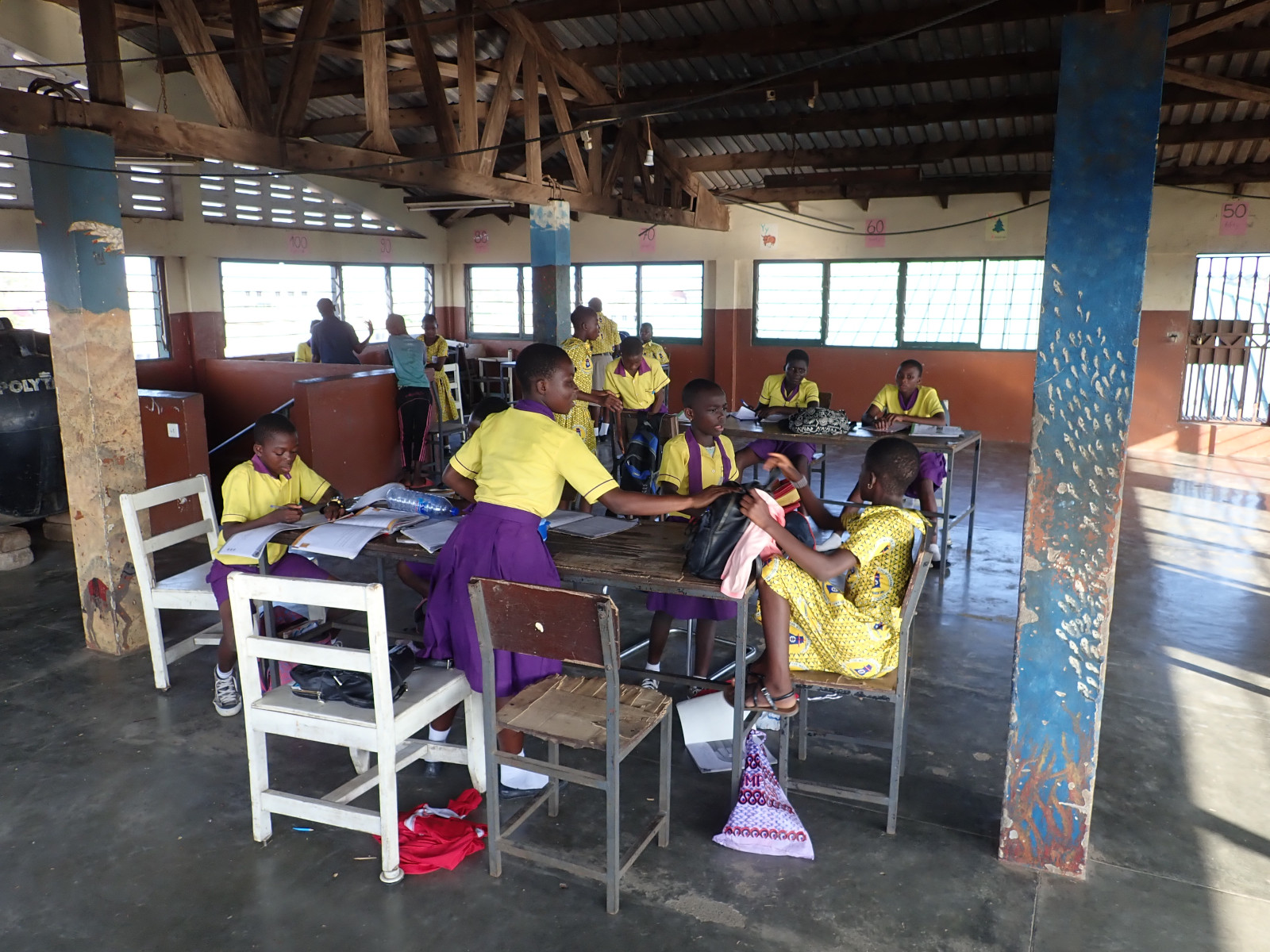 Alle Klassen zusammen bei den Hausaufgaben, dass kann ein ganz schönes Chaos geben Alle Klassen zusammen bei den Hausaufgaben, dass kann ein ganz schönes Chaos geben