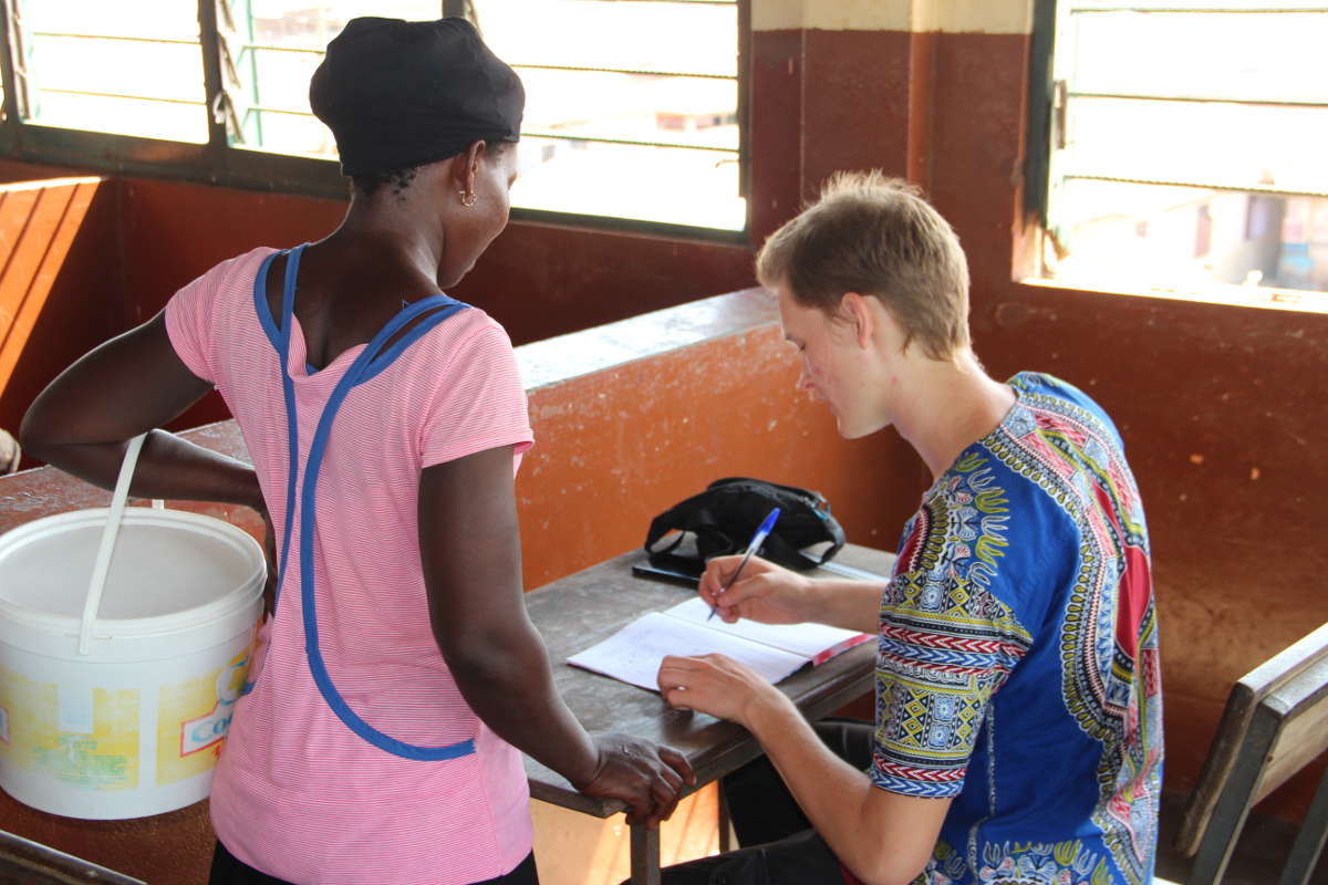 Die Eltern kommen zum Elternabend und tragen sich in die Teilnehmendenliste ein. e2019-09_001_Jedes_Elternteil_trug_sich_n_die_Teilnehmerliste_ein_von_mal_zu_mal_wachst_die_Teilnehmerzahl_IMG_1043_resized.jpg