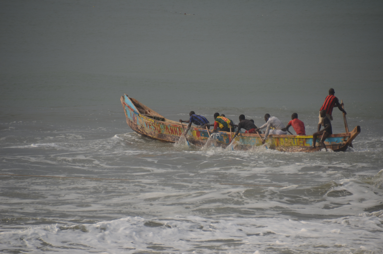 Die Fischer fahren bei jedem Wetter raus aufs Meer... Die Fischer fahren bei jedem Wetter raus aufs Meer...