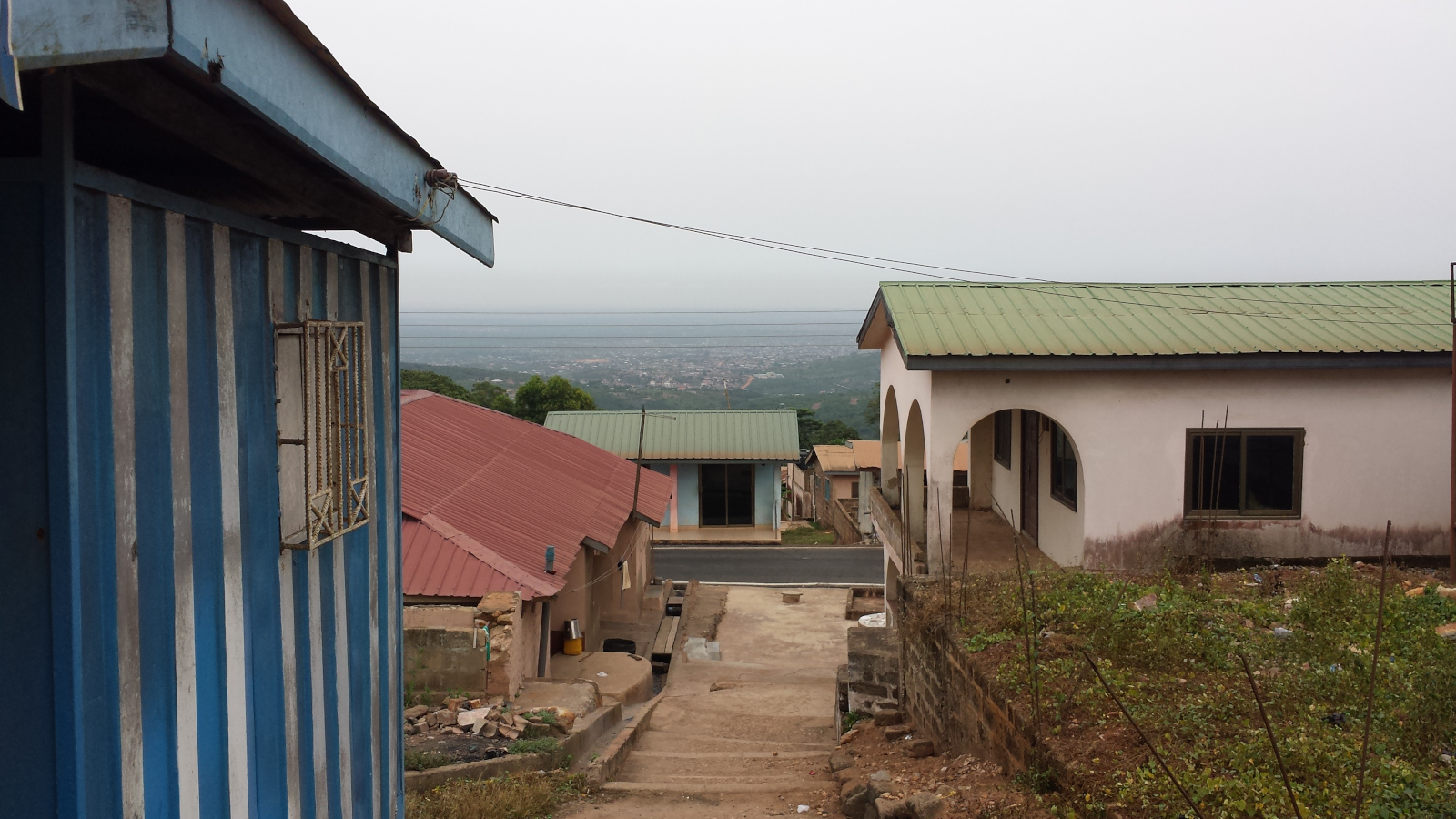 Die Lage am Hang ermöglicht es, dass man von fast jedem Ort in Cape Coast das Meer sehen kann. Die Lage am Hang ermöglicht es, dass man von fast jedem Ort in Cape Coast das Meer sehen kann.