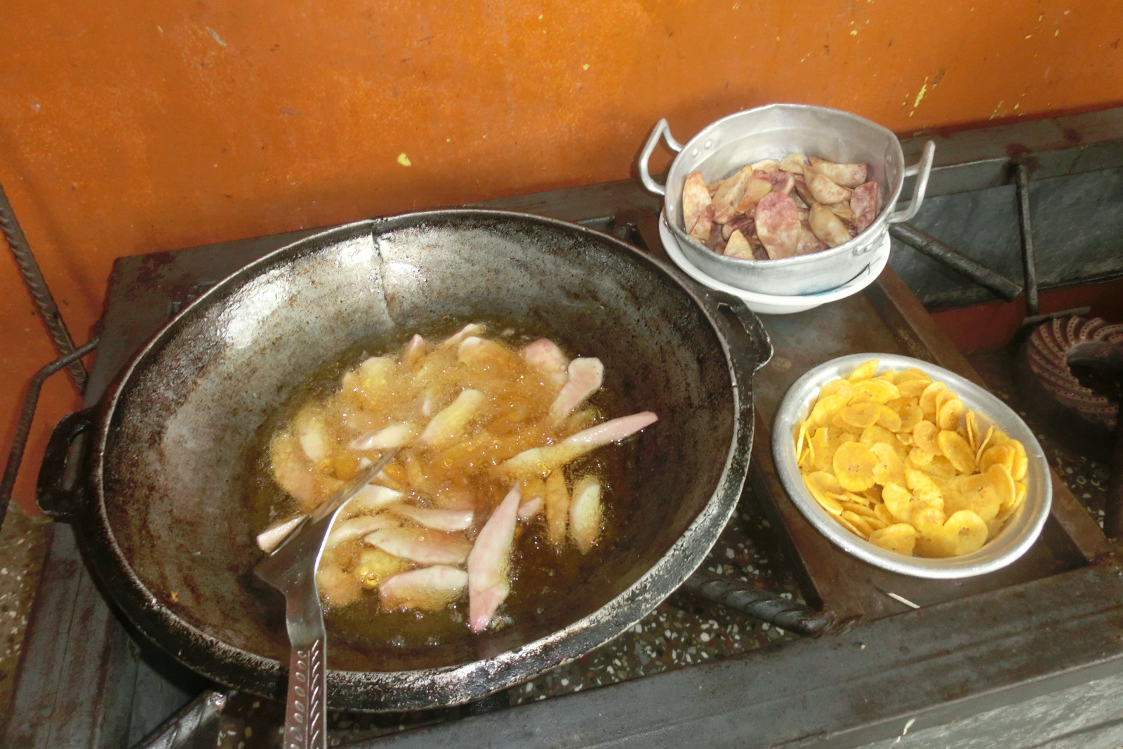 Für den kleinen Hunger zwischendurch eignen sich Yam oder Plantain Chips, die Alternative zu herkömmliche Chips Für den kleinen Hunger zwischendurch eignen sich Yam oder Plantain Chips, die Alternative zu herkömmliche Chips