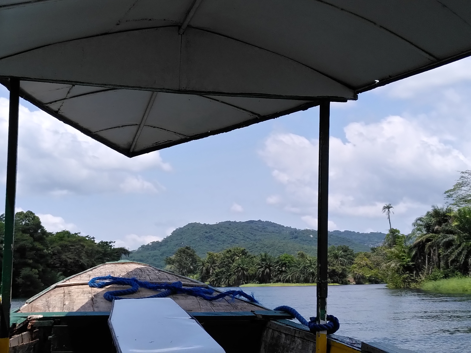 ... ein bisschen mehr Action gibt es bei einer Bootstour über den Volta ... ein bisschen mehr Action gibt es bei einer Bootstour über den Volta