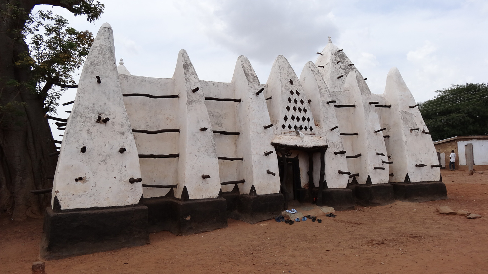 In Larabanga findet man zu dem die älteste Moschee des Landes. In Larabanga findet man zu dem die älteste Moschee des Landes.