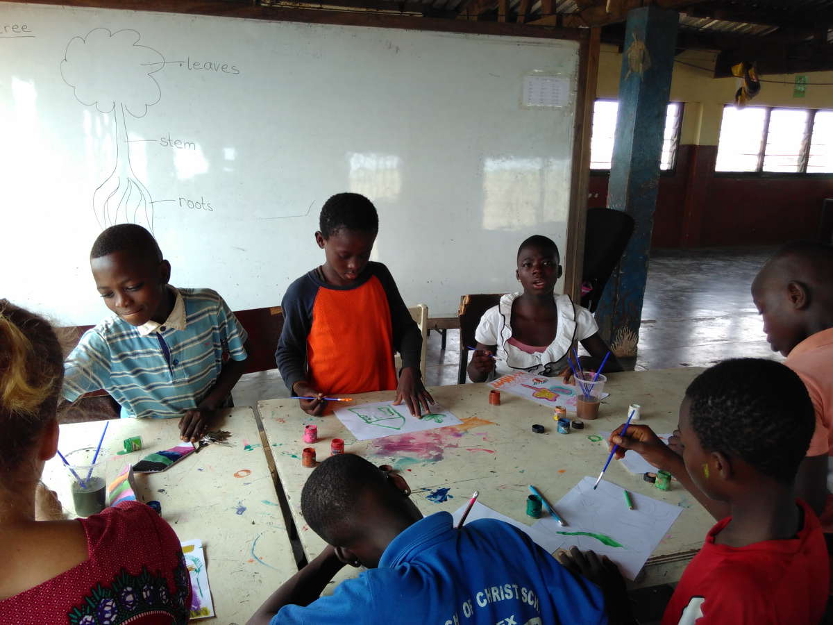 Malen mit Wasserfarben ist der Renner endet jedoch h&auml;ufig in wildem Chaos.