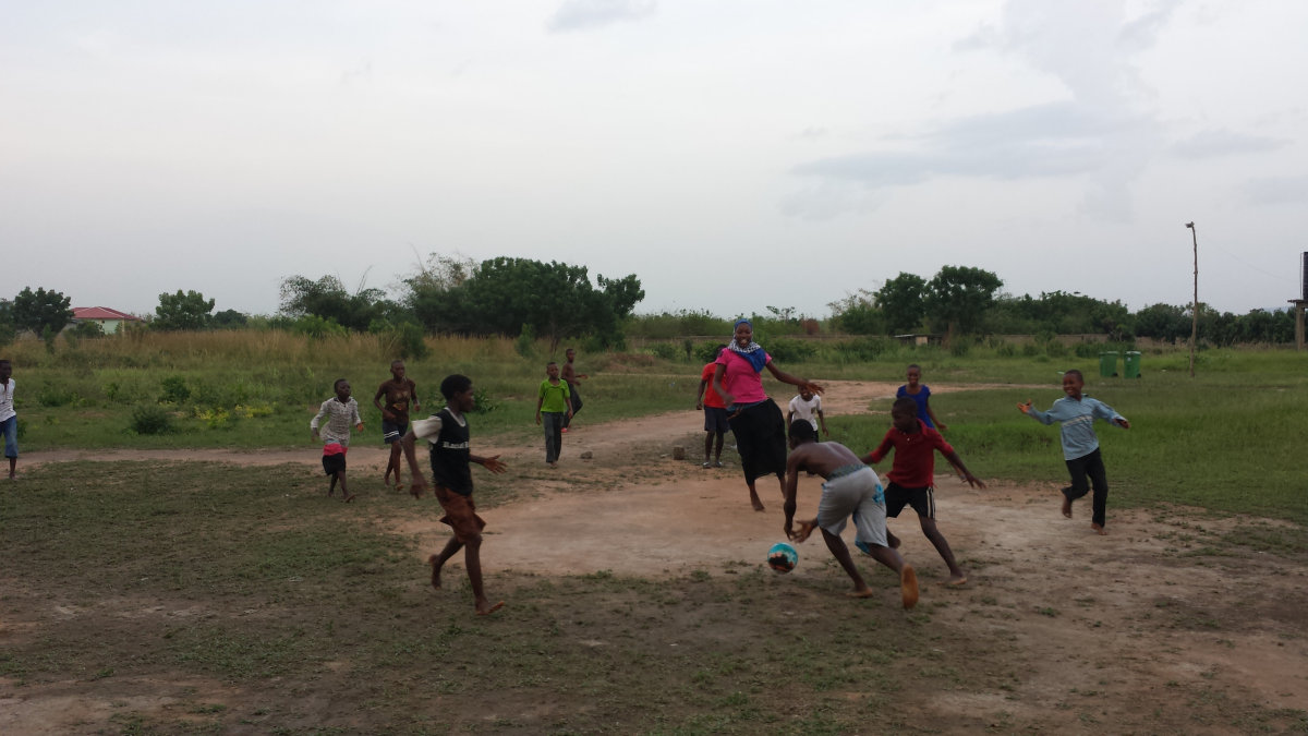 Fußball ist besonders bei den Jungen sehr beliebt. Fußball ist besonders bei den Jungen sehr beliebt.