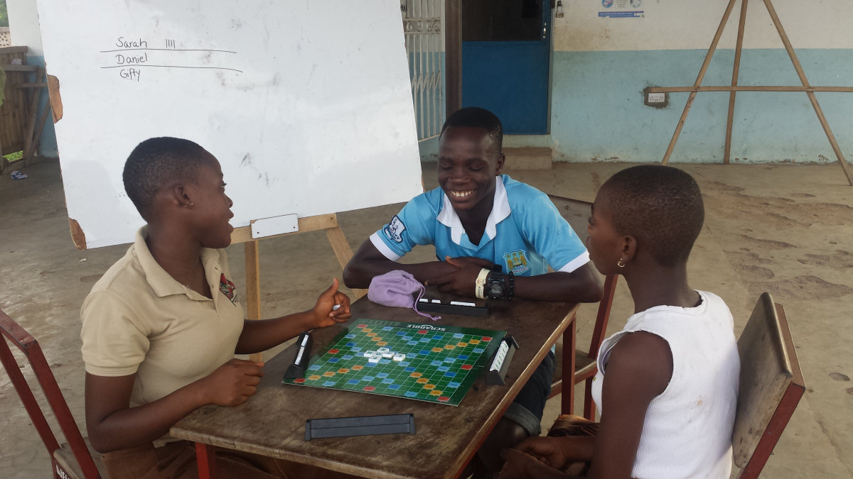 Auch Gesellschaftsspiele sind bei den Kindern beliebt, hier wird eine Runde gescrabbelt Auch Gesellschaftsspiele sind bei den Kindern beliebt, hier wird eine Runde gescrabbelt