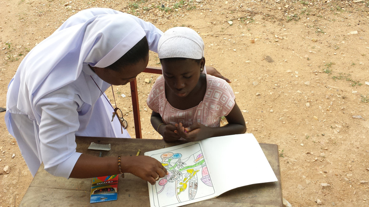 Sister Tonia hilft bei den Hausaufgaben Sister Tonia hilft bei den Hausaufgaben
