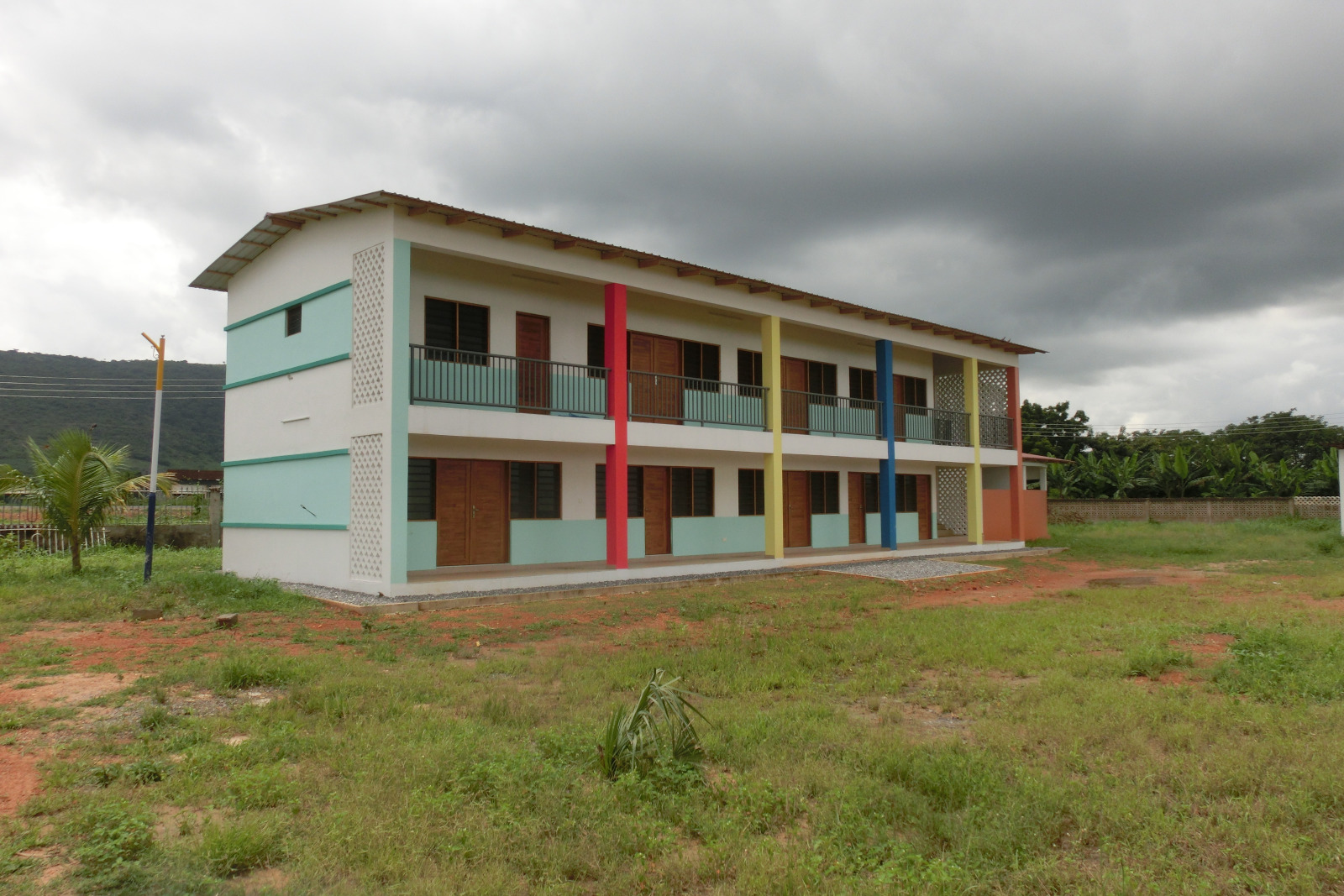 In dem neuen farbenfrohen Büro und Werkstattkomplexe können die Kinder und Jugendlichen demnächst verschiedene Handwerke erlernen. In dem neuen farbenfrohen Büro und Werkstattkomplexe können die Kinder und Jugendlichen demnächst verschiedene Handwerke erlernen.
