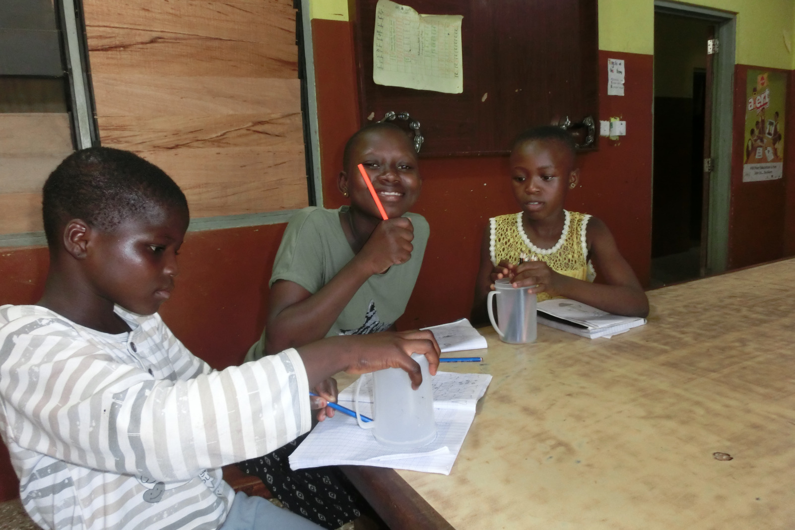 Immer wieder gerne wird im WEM Centre gemalt, dabei ist es ganz egal, ob mit Buntstiften, Wasserfarben oder Wachsmalern. Immer wieder gerne wird im WEM Centre gemalt, dabei ist es ganz egal, ob mit Buntstiften, Wasserfarben oder Wachsmalern.