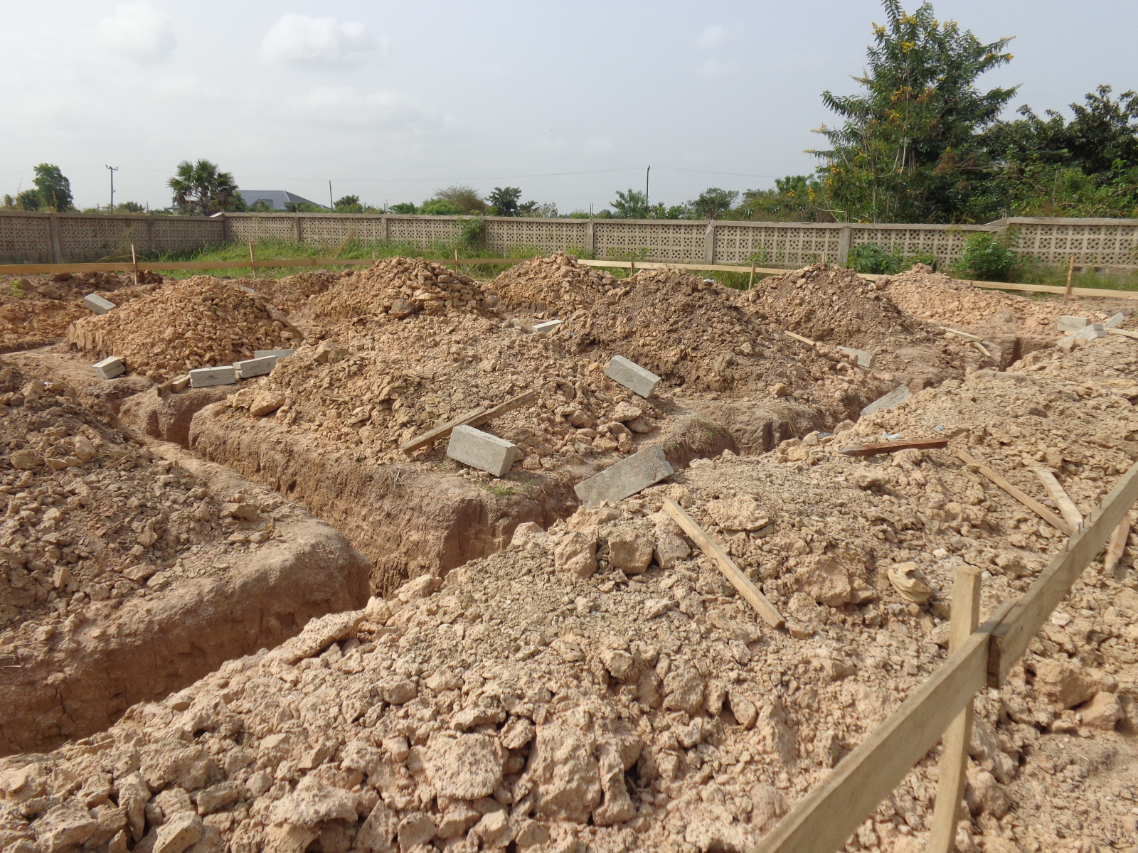 Erster Ausbau 2013 - Die ersten Gebäude werden auf dem großen Gelände gebaut Erster Ausbau 2013 - Die ersten Gebäude werden auf dem großen Gelände gebaut