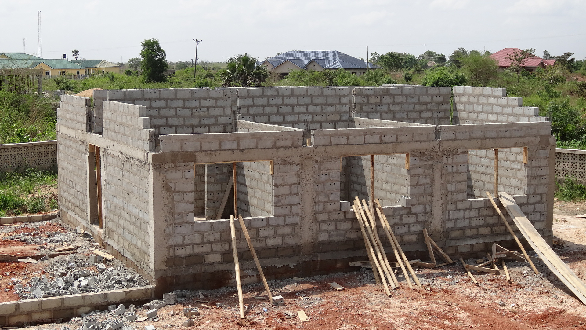 Erster Asubau 2013 - Das Grundgerüst des Mädchen Hauses steht WEM_Bau_20134.jpg